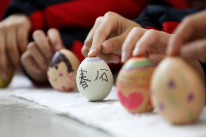 children painting chicken eggs