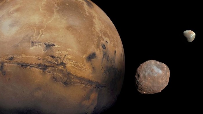 How many moons does Mars have? (Mars is kept company by two cratered moons -- an inner moon named Phobos and an outer moon named Deimos © NASA/JPL-Caltech/GSFC/Univ. of Arizona)